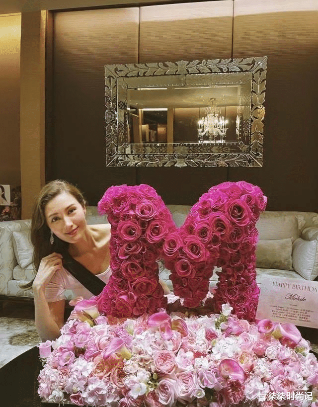 李嘉欣|李嘉欣晒全家福庆生，10岁儿子龅牙明显颜值拉跨，老公发际线抢镜