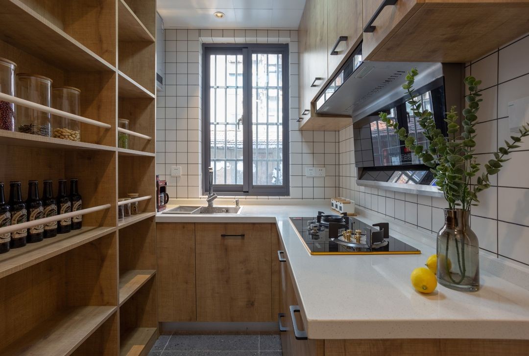 |70平简朴二居室，温润的实木加上暖亮的色调，让人倍感温馨