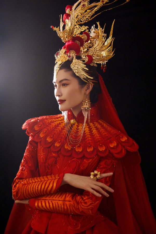 何穗|何穗春晚凤冠霞帔！张梓琳挺大肚穿80斤礼服，奚梦瑶却土成影楼风