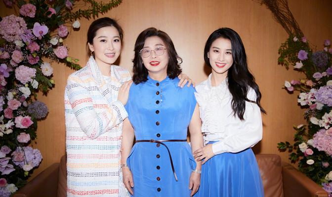 环球影城|黄圣依罕见带大公子游玩，穿雪纺衫腰比儿子还细，9岁安迪胖成球