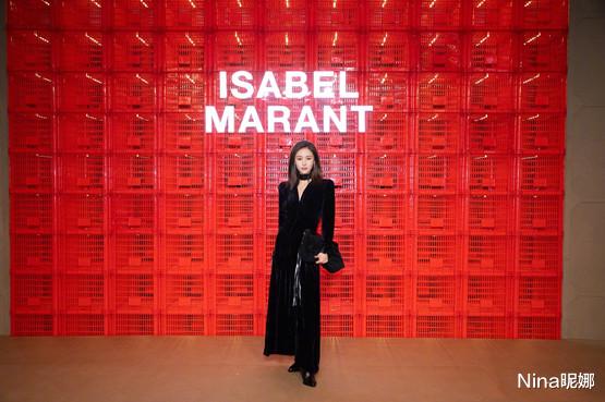 王子文|王子文机场被男友搂超腻歪！穿大衣拎名牌包，富二代男友偶像包袱重