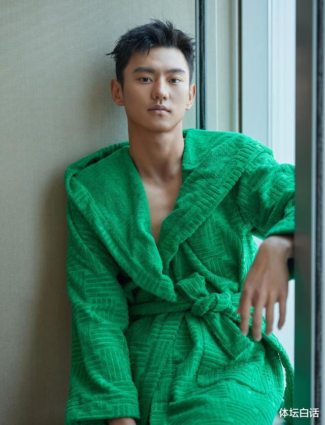 28歲寧澤濤轉型模特，穿綠色睡衣大膽出鏡，自曝腹肌早已消失-圖3