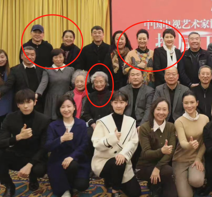 陈宝国|众星共同现身会议！陈宝国动作活泼，吕中一头白发，张凯丽好时髦