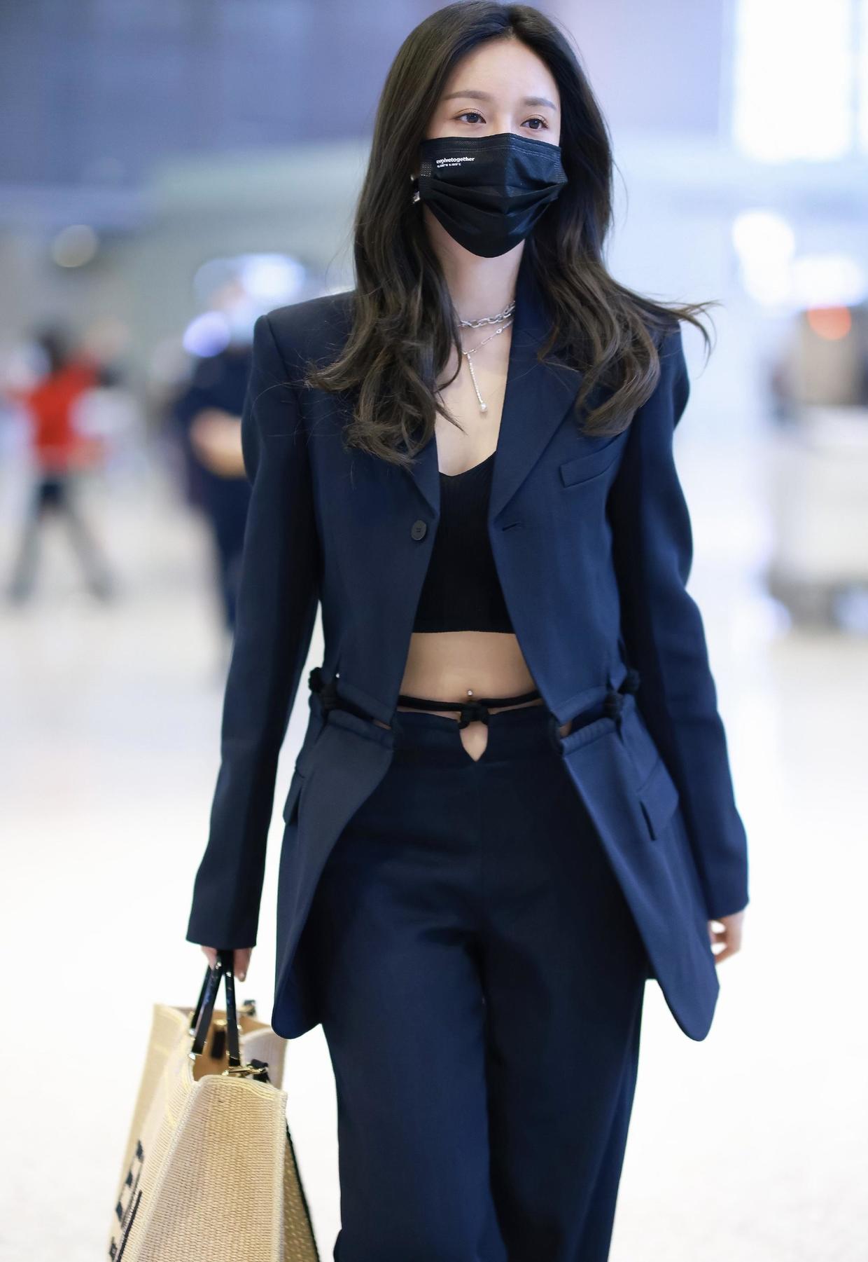 沈梦辰|沈梦辰的身材太辣了吧!穿雾霾蓝银河吊带裙,女团比例让人羡慕