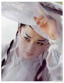 令狐冲|同样演任盈盈，谁英姿飒爽，谁明艳不可方物，谁是书中走出来的