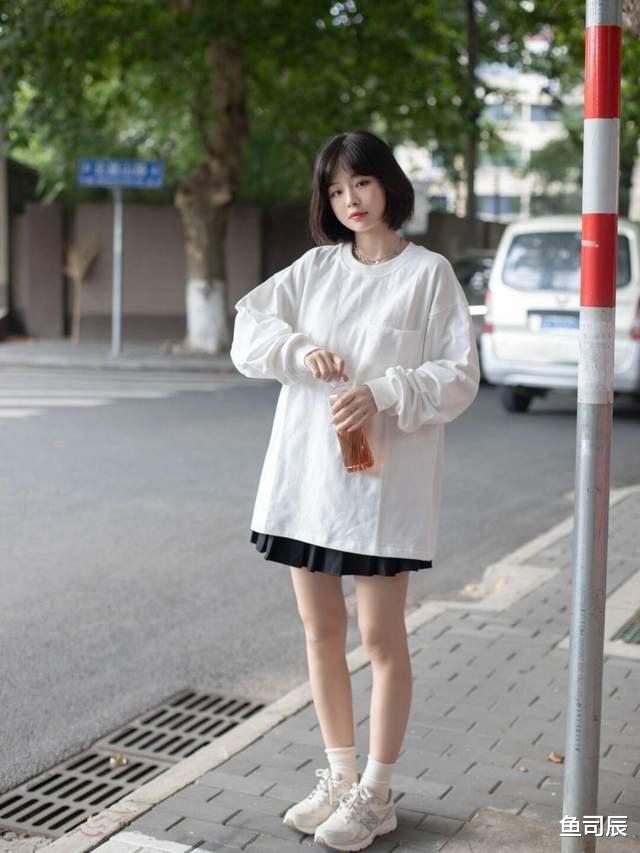 鱼司辰|还在上学的女生可以这样穿，白色卫衣搭配百褶裙，款式百搭又休闲