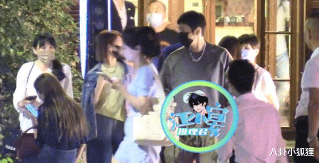 杨丞琳|杨丞琳李荣浩分居两地久违同框！夫妻俩牵手同行画面高甜