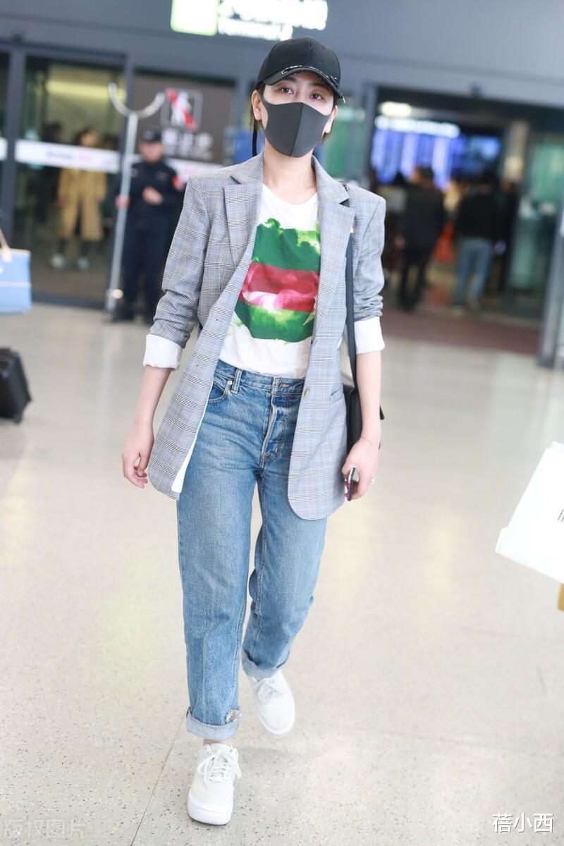 蓓小西|马苏的早秋造型太成功！穿格纹西装内搭白T恤，简约高级又洋气