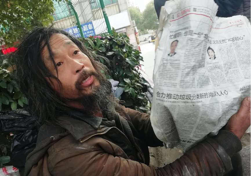 娴聊育儿|网红“流浪大师”沈巍，如今西装笔挺，再也不提“垃圾分类”