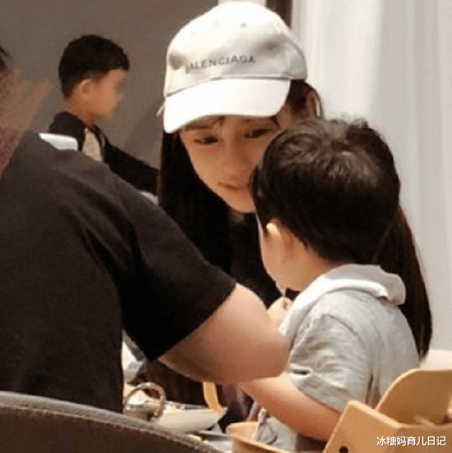 小海绵|杨颖带4岁儿子光顾陈赫火锅店，小海绵穿成“潮娃”，小手抢镜