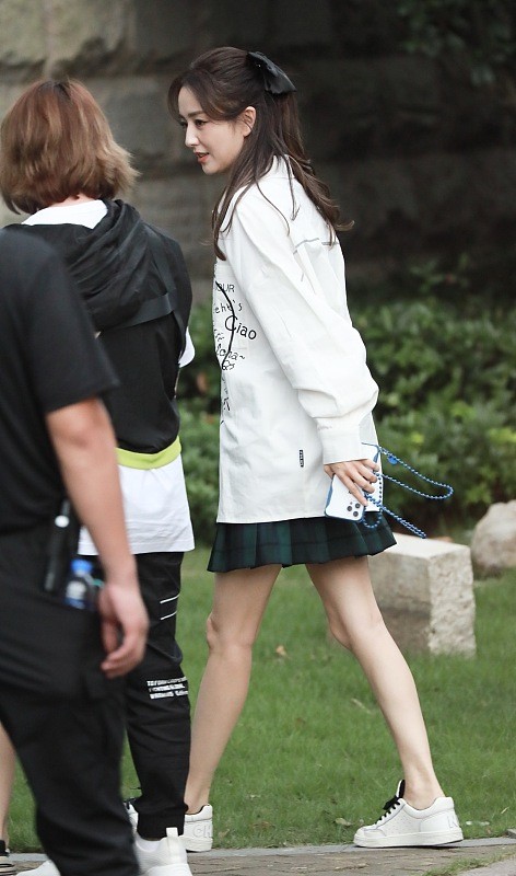 杨幂|佟丽娅离婚后状态改变挺大，穿“工装风”真潮，看着挺有精气神