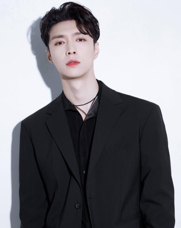 迪丽热巴|《球状闪电》溜了大半年的张艺兴换成了他，热巴也确认不会参演？