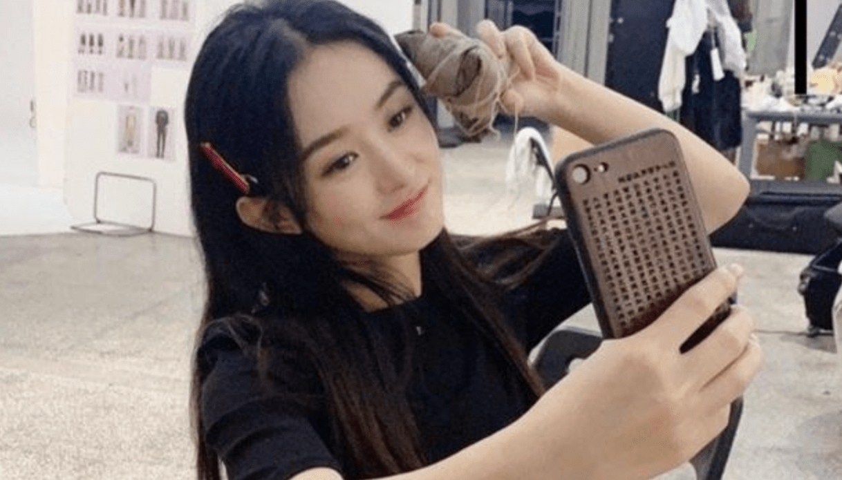 赵丽颖|赵丽颖端午晒九宫格宠粉，穿淡黄长裙出镜，长发飘飘甜味浓