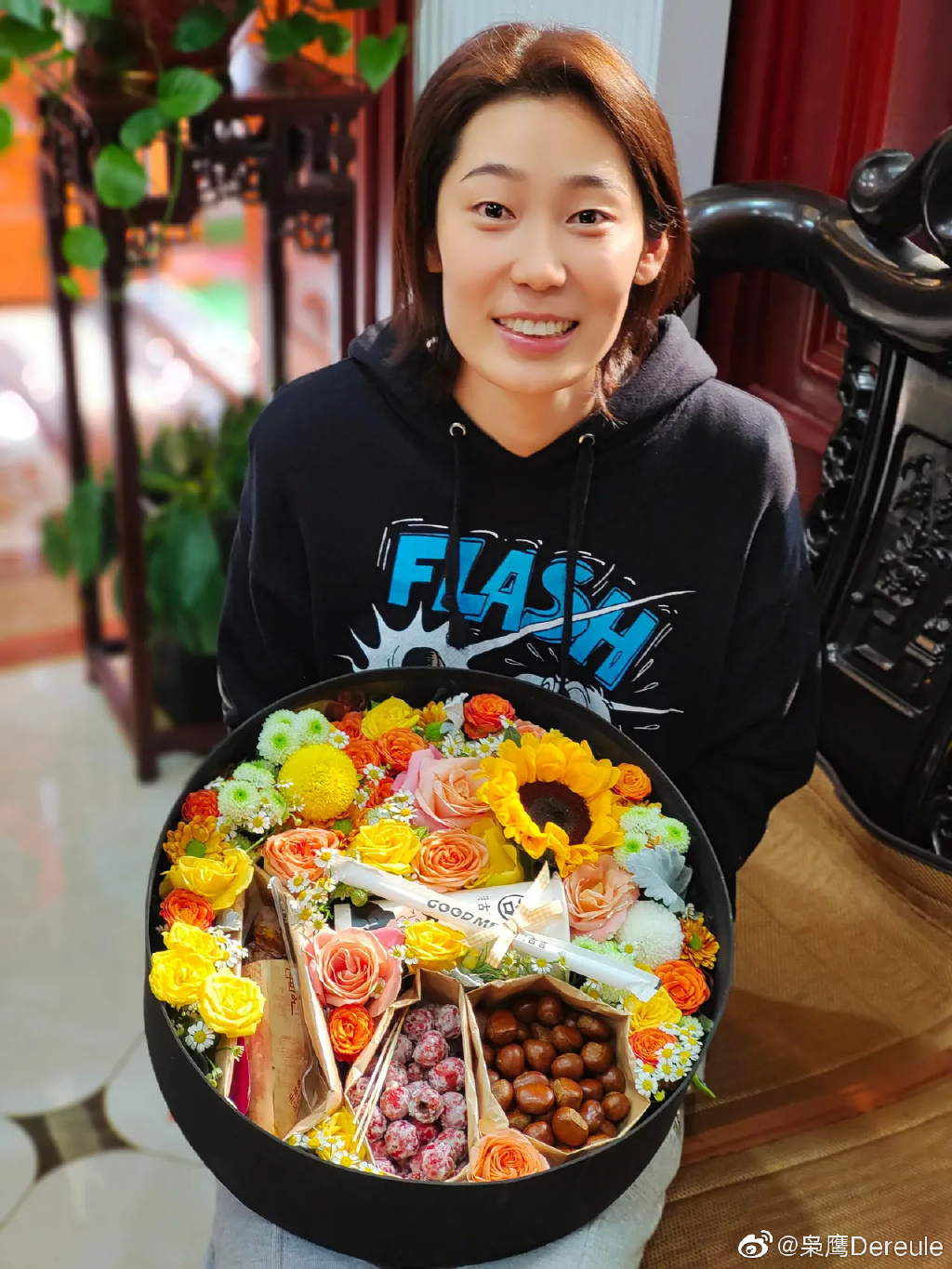 朱婷|久违了！女排朱婷近照曝光：全新发型美丽大方，笑容温暖气质出众