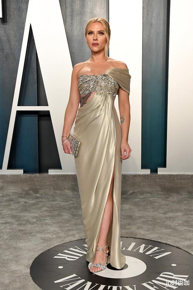 lo时尚咖|“黑寡妇”剧里剧外气质大不同，穿一袭缎面开叉裙，美的太优雅