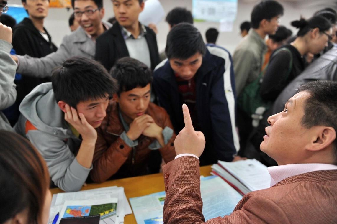 大学生|大学生无奈哭诉：寒窗十载，毕业还得给初中生打工，感觉书白念了