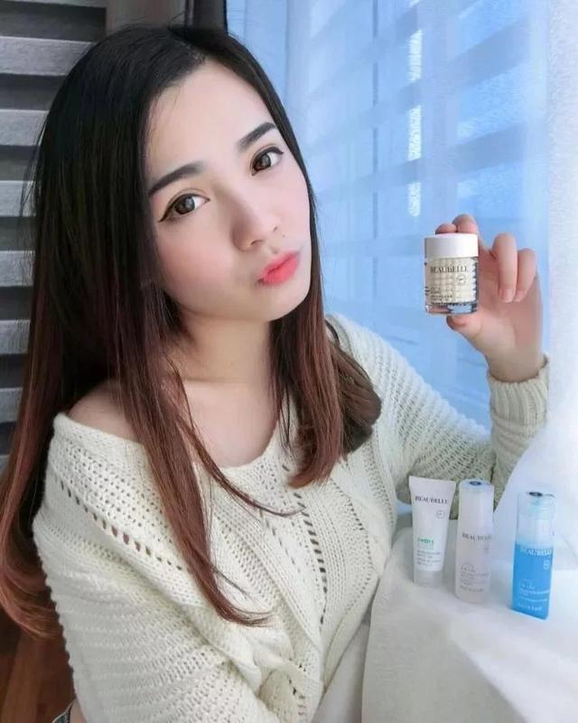 普拉提|亚航美女被赞“最美空姐”，高颜值走红网络，完美身材惹人羡慕