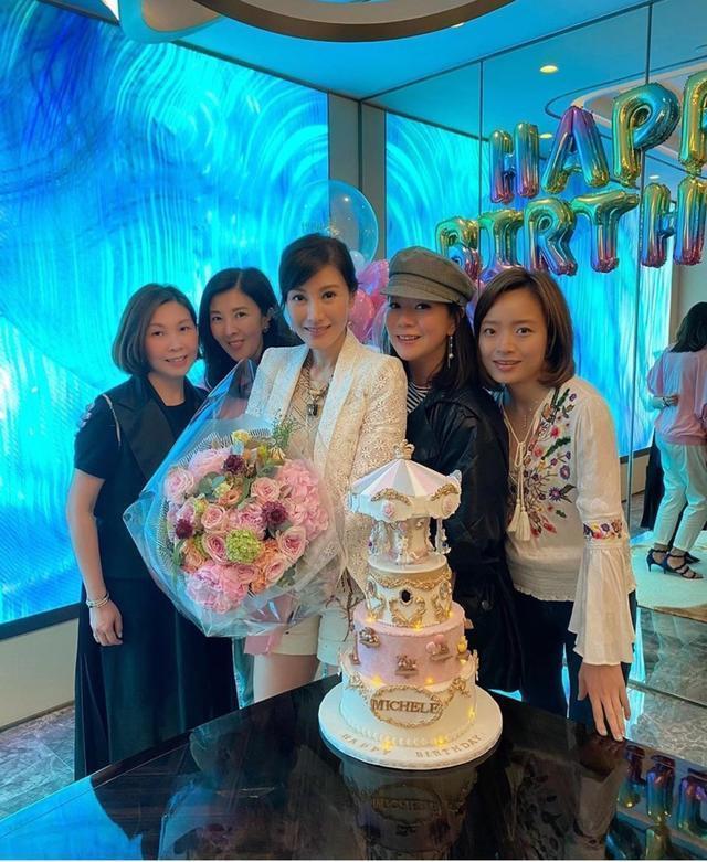 李嘉欣|阔太李嘉欣胖14斤更美了！西装搭百褶裙美回巅峰，气质依旧非凡