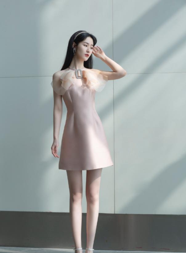 吴亦凡|竹竿腿已经过时了,看看梁田的“平行腿”,这才是人间绝色