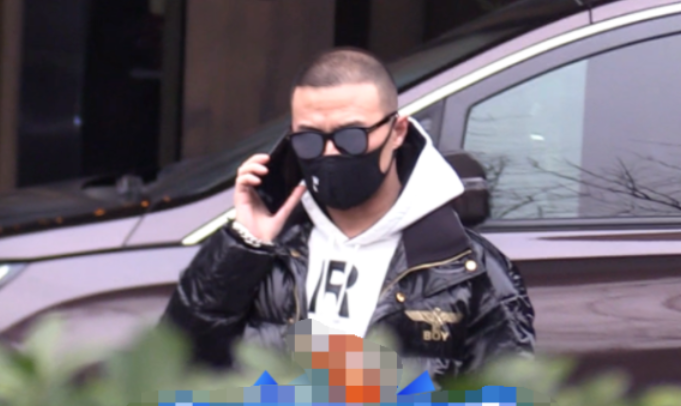 机器|汪峰离婚风波后首现身，眉头紧皱步履匆忙，手上婚戒瞩目再破谣传