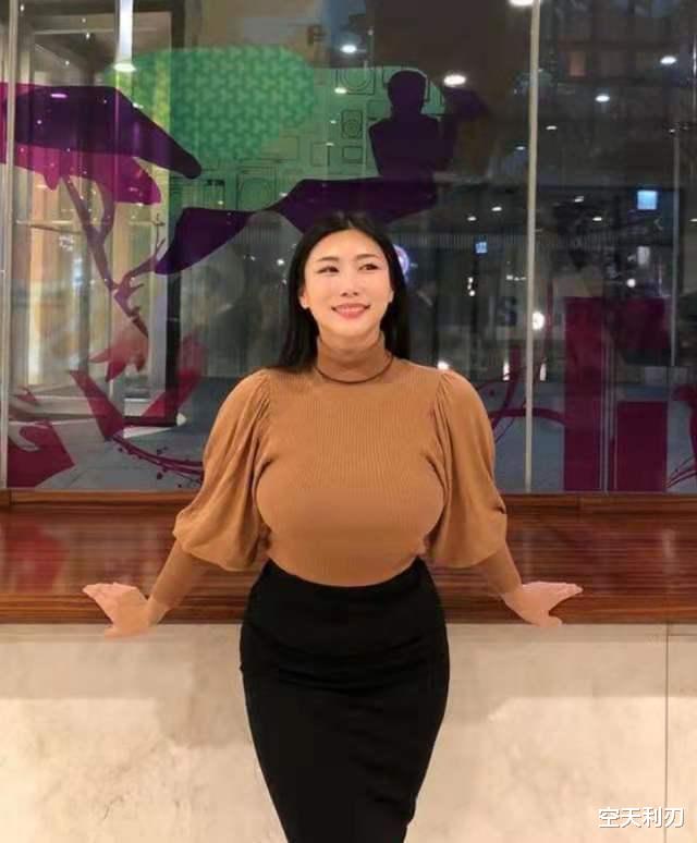 |50岁的她牵手小鲜肉，他们合照很般配，或是这个运动让阿姨显年轻