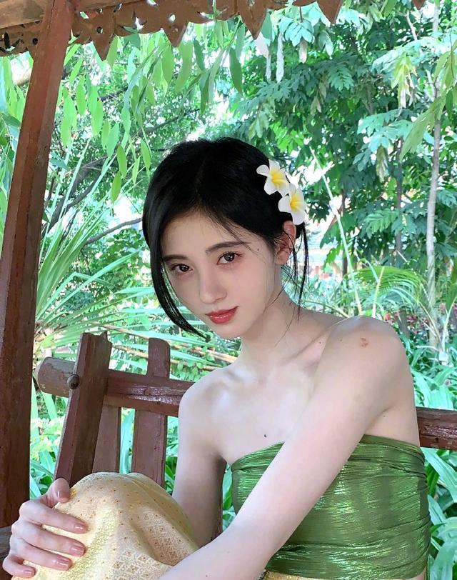 鞠婧祎|鞠婧祎晒傣族造型美照，大秀香肩锁骨，看到她的腰网友不淡定了