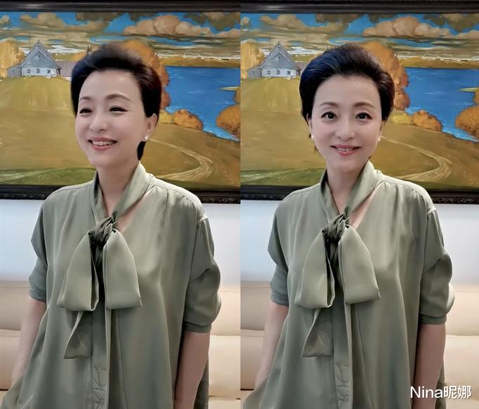 衬衫|53岁杨澜真老了，穿蝴蝶结衬衫过母亲节脸瘦了一圈，掀起刘海黑眼圈鱼尾纹太明显