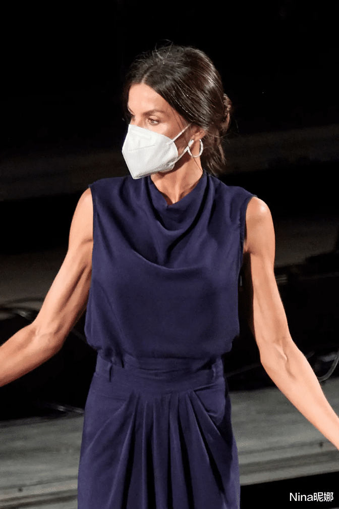 Nina昵娜|49岁莱蒂齐亚真老了，罕见穿开叉裙肌肉松散，头发花白凌乱老太快