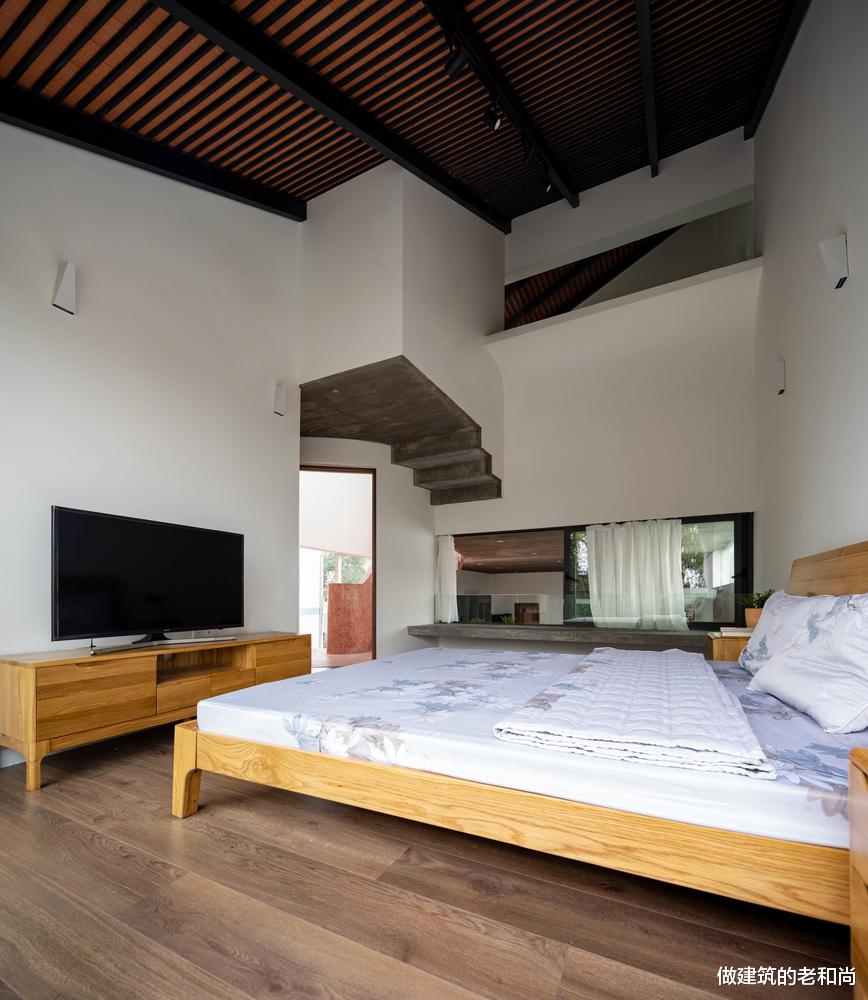 建筑师|以场地内的斜坡为灵感的住宅：独特的楼梯贯穿内部各个空间