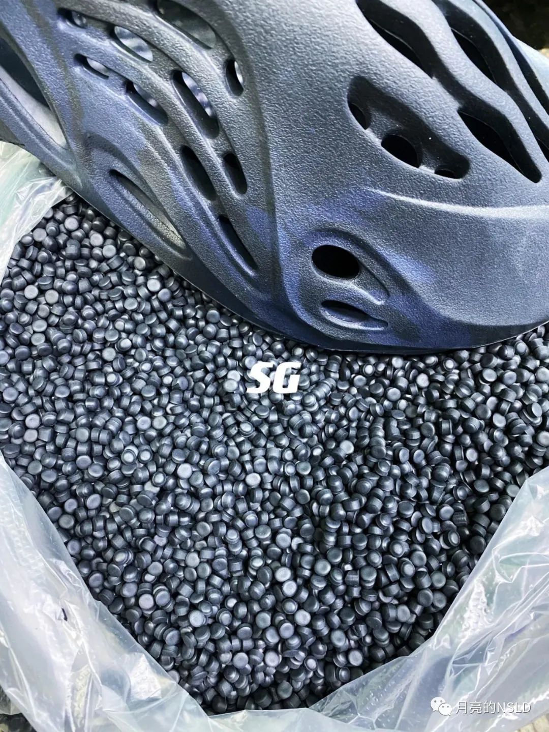 难舍离断|侃爷说yeezy洞洞鞋将改变认知和审美 祖国80年代的凉鞋不就这样？细节实拍揭秘告诉你制作真不难