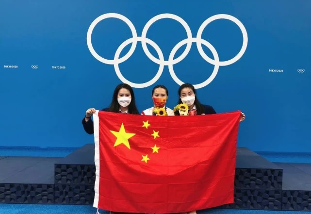 郭晶晶|郭晶晶重返领奖台身份大变！穿正装飒气抢双金得主风头，合影超甜