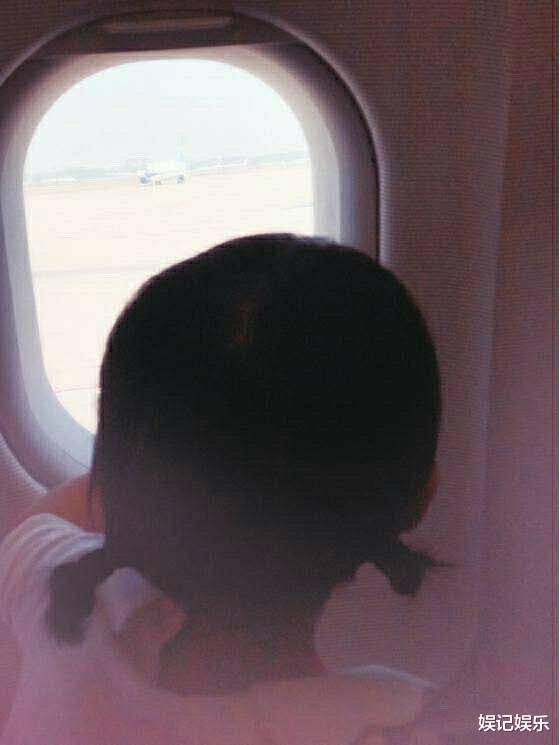 谢娜|谢娜仨女儿近照曝光，双胞胎像爸爸张杰，姐妹俩发量引热议