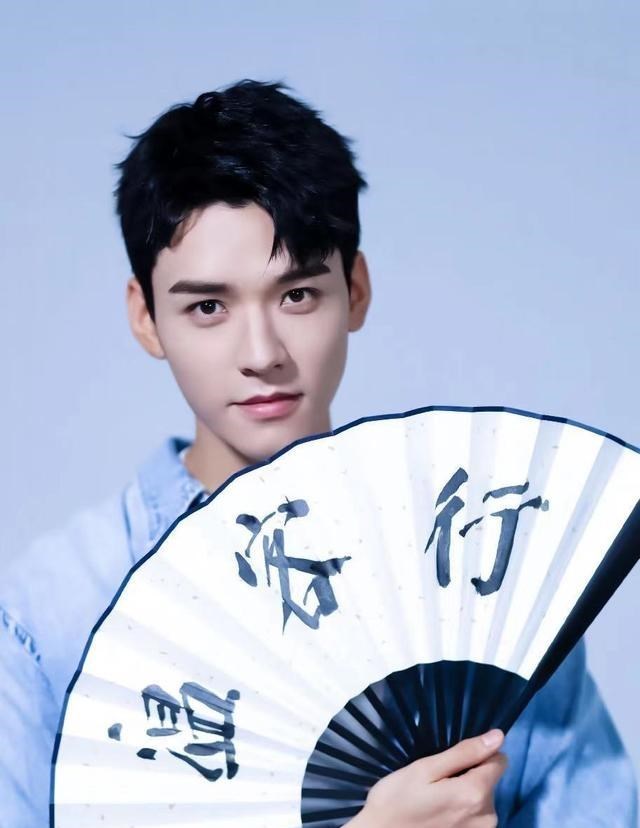 龚俊|龚俊亲自下场道歉:一句话逗笑粉丝,看来还不太习惯顶流新身份