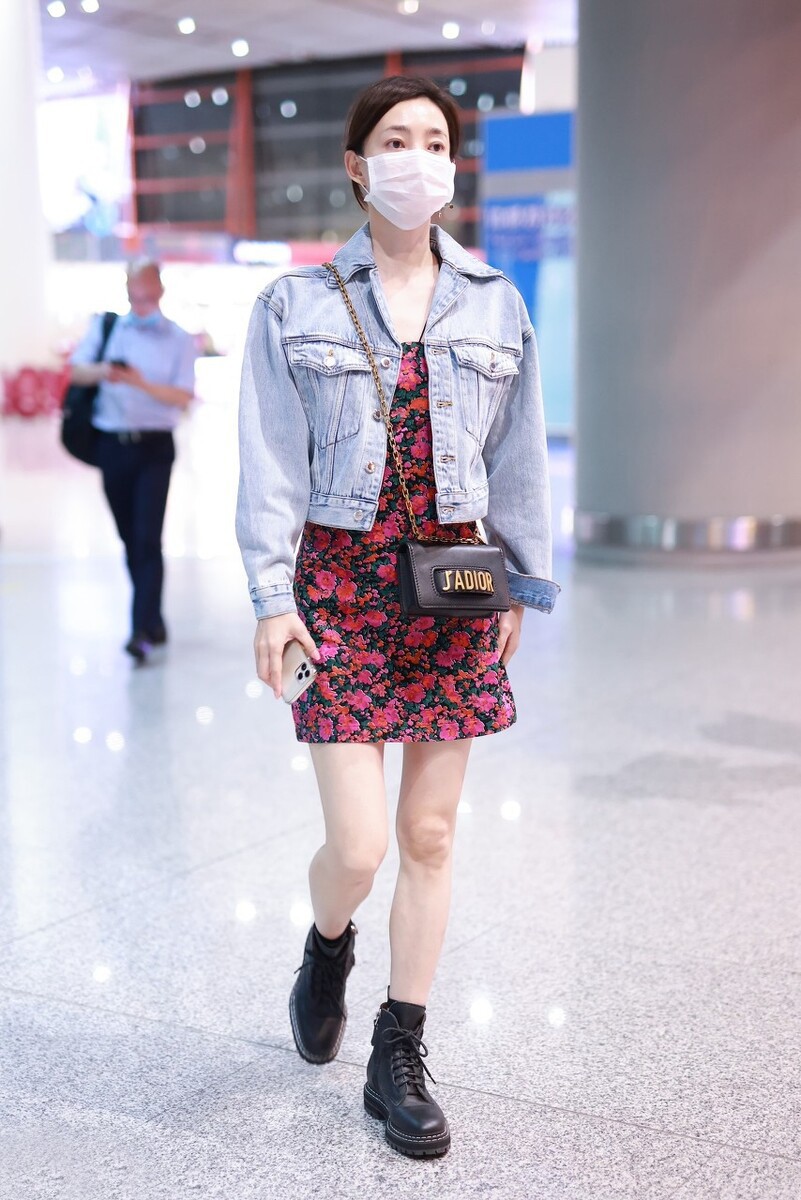 大表姐的时尚圈|王丽坤点子真多,衬衫也能“改成吊带”来穿,配马丁靴不嫌热