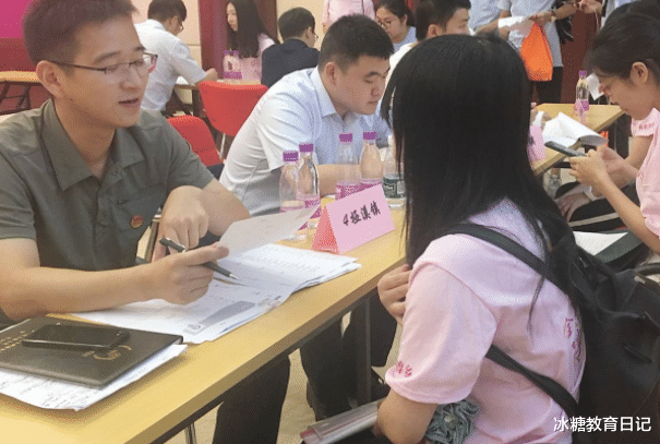 文职|2021军队文职报名将结束，年薪10万却遭遇冷场，近万岗位无人报名