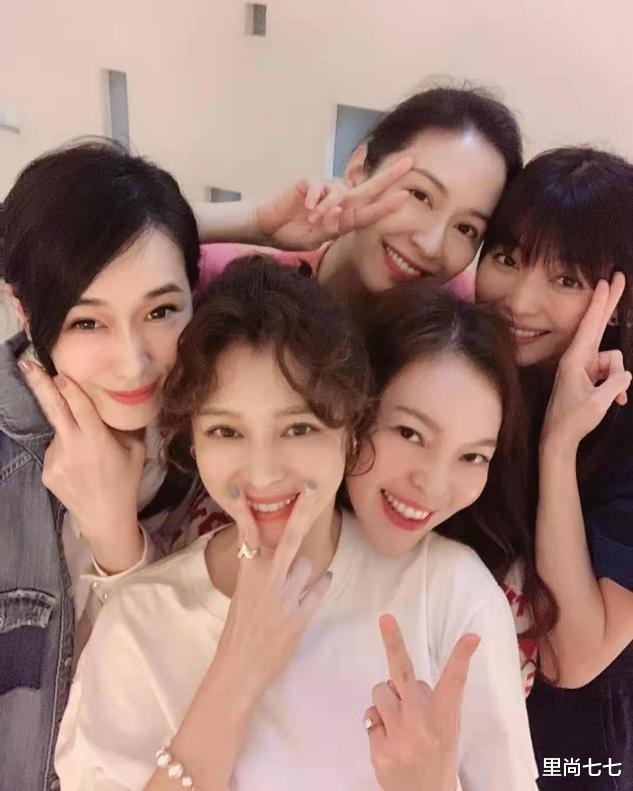 聚会|富士康老板娘晒聚会照，站边缘位全靠鸽子蛋抢镜，徐若瑄变化太大