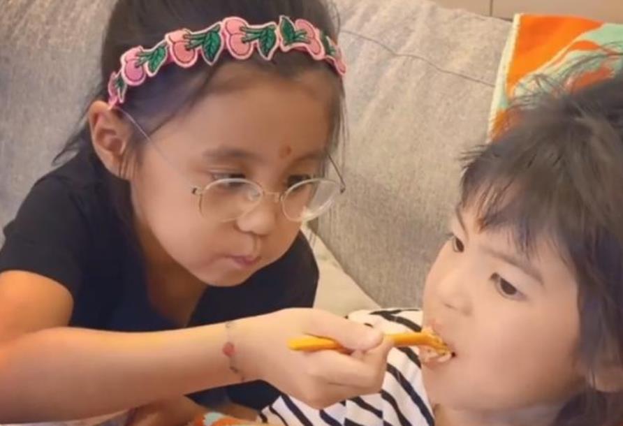 |贾静雯晒女儿近照，6岁咘咘耳饰抢眼，被妈吐槽一看书就睡着