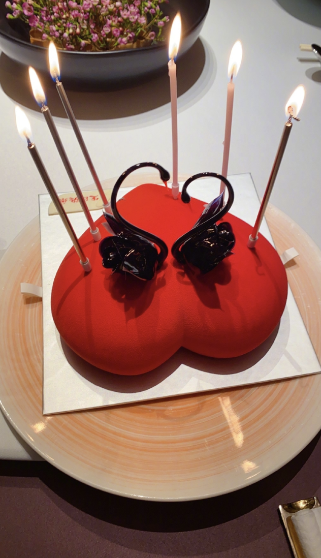 颖儿|33岁颖儿晒照庆生，付辛博献吻女儿送拥抱，陈妍希景甜皆在场