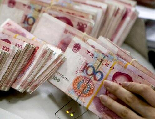 银行 银行人员说出一小秘密，存款达到这数，利息足够三口之家生活开销