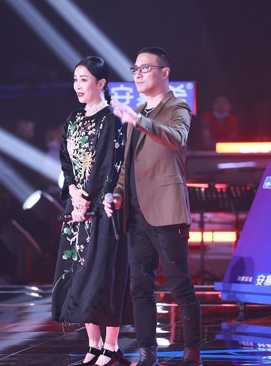 波波的时尚|那英妆容精致出席活动，气质成熟优雅，与平时大相径庭