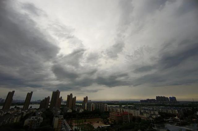 长江日报 蓝天短暂上线，雷电暴雨大风仍步步紧逼！下周强对流继续上演