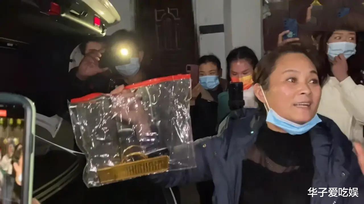 陈亚男|陈亚男母亲将彩礼退回，现场视频曝光，成沓的现金铺满后备箱