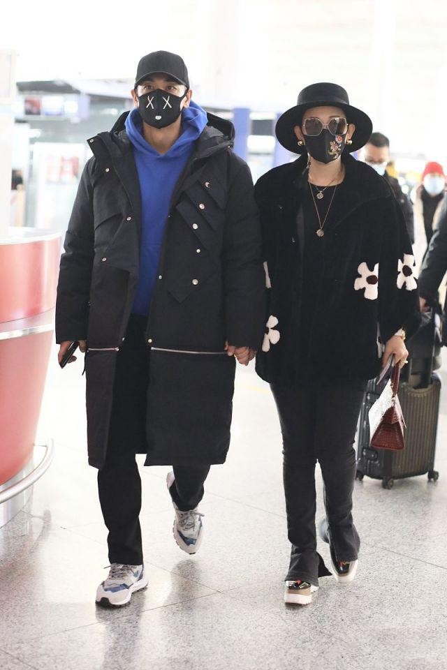 皮草|赵文卓携妻现身,妻子穿皮草气场强大似女大佬,赵文卓朴素似助理