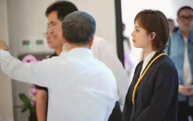 孙俪|孙俪换对发型终于不男相！过耳短发八分刘海好嫩，39岁的脸让人自卑