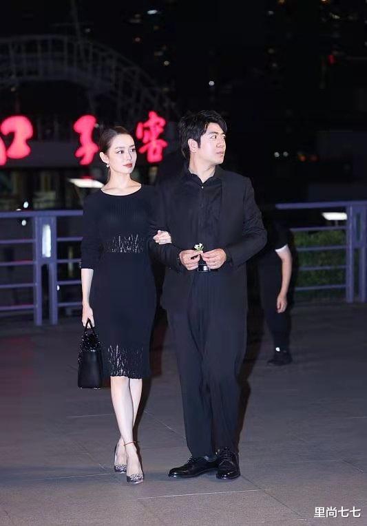 欧阳娜娜|吉娜生娃后变壮实，穿中国红旗袍在婆家捞金，面相和老公越来越像