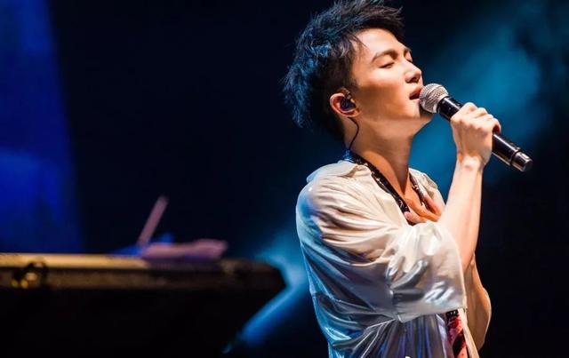 周生辰|东方台少了肖战，芒果台少了王一博，而他一人横跨三家中秋晚会