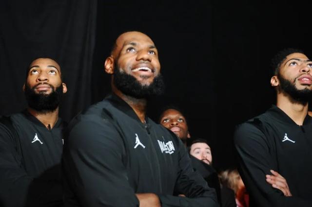 勒布朗·詹姆斯|詹姆斯影响力有多大？联盟为他复出调整直播计划，晒纹身引围观