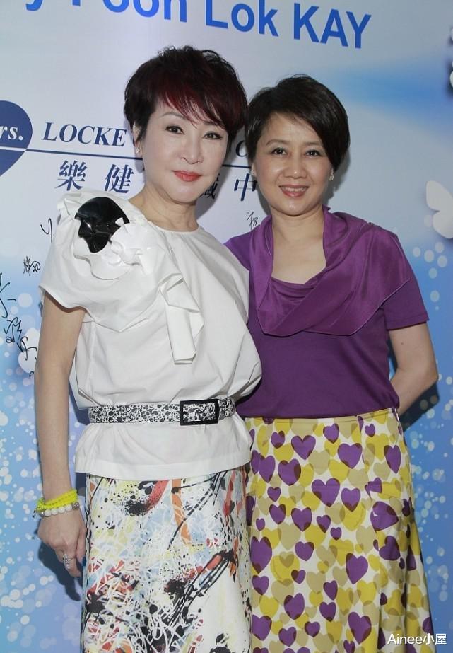 穿衣搭配|狄波拉真没把自己当奶奶，戴绿发带配潮装，和前夫同框也很自然