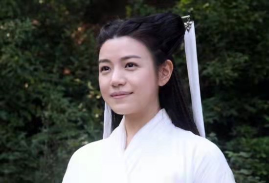殷桃|41岁殷桃背影似20岁少女！长发披肩尽显温柔，四肢纤细腰上无赘肉