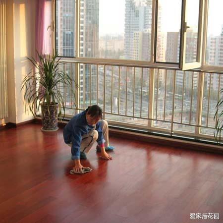 担心实木地板受损？学会5个小妙招，轻松保护好家里的实木地板